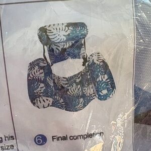 [NWT] Blue Tropical Leaf Pool Float Chair - Compact & Stylish